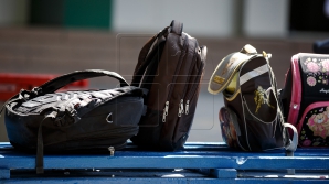 Forfotă mare în pieţe! Părinţii fac ultimele cumpărături pentru şcoală