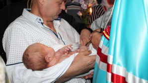 Mitropolia susţine creşterea natalităţii! Fiecare al patrulea copil din familie, botezat de mitropolit