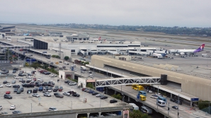 PANICĂ la Aeroportul Internaţional din Los Angeles! Pasagerii unui avion, evacuaţi de urgenţă