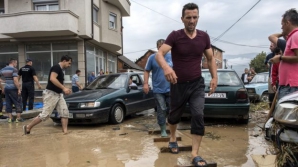 STARE DE URGENŢĂ în Macedonia! Zeci de persoane au murit din cauza inundaţiilor