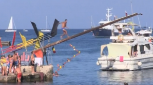 NO COMMENT. Competiţie INEDITĂ pe un pod, cu untură şi steaguri, în Malta (VIDEO)