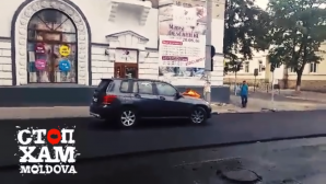 TUPEU FĂRĂ MARGINI! Şoferul unui Mercedes merge pe drumul proaspăt asfaltat, intimidând muncitorii