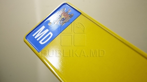 Maşina care uimeşte internauţii! Plăcuţa de înmatriculare se schimbă la semafor (VIDEO)