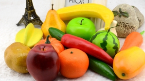 Produsele din plastic şi lemn ce imită alimente ar putea fi INTERZISE în ţara noastră