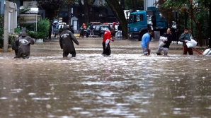 Ploile abundente fac numeroase victime în diferite colţuri ale lumii