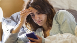 Recomandarea specialistului! De ce să nu dormi niciodată cu telefonul mobil în aceeași cameră cu tine  