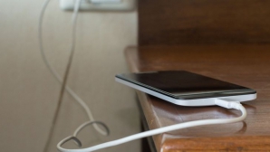 NU ŞTIAI? Iată ce se întâmplă cu telefonul tău dacă îl laşi la încărcat toată noaptea