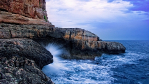 O tânără, la un pas să cadă de pe o stâncă. Gestul iubitului ei este INCREDIBIL (VIDEO)
