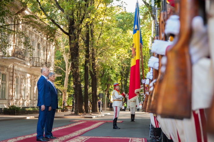 Prima vizită a premierului Dacian Cioloș în Moldova. Guvernul României susține țara noastră