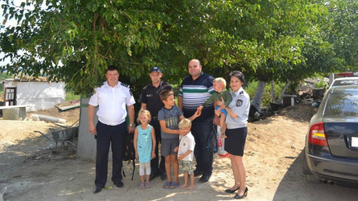 GEST DEMN DE LAUDĂ! Mai mulţi poliţişti au oferit daruri copiilor dintr-o familie nevoiaşă (FOTO)