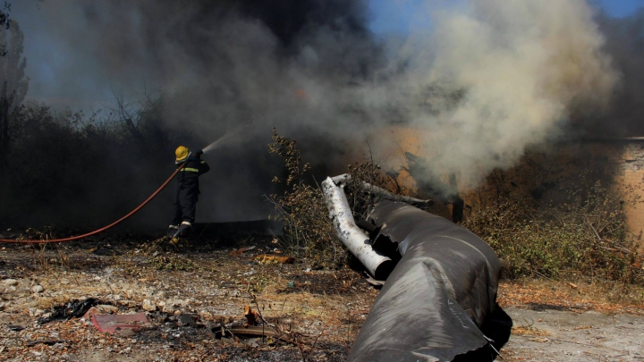 DETALII despre incendiul de la o staţie electrică din Capitală (GALERIE FOTO)
