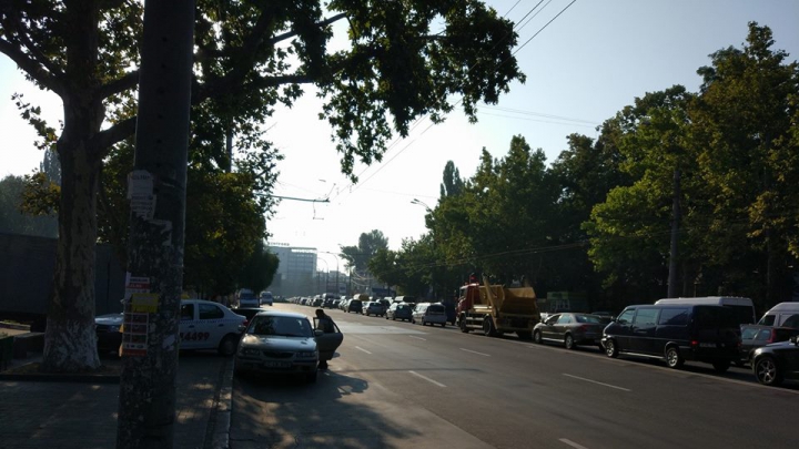 NERVI ŞI TIMP PIERDUT ÎN TRAFIC! Zeci de şoferi, blocaţi în ambuteiaj (FOTO)