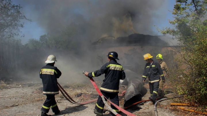 DETALII despre incendiul de la o staţie electrică din Capitală (GALERIE FOTO)