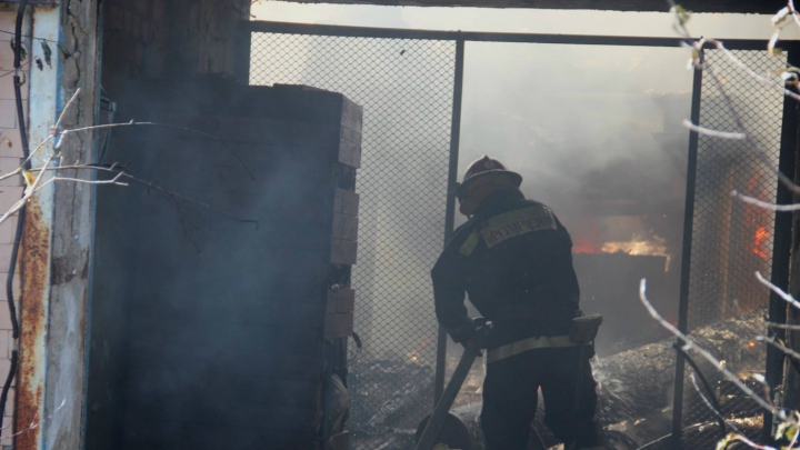 DETALII despre incendiul de la o staţie electrică din Capitală (GALERIE FOTO)