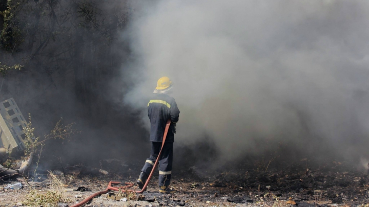 DETALII despre incendiul de la o staţie electrică din Capitală (GALERIE FOTO)