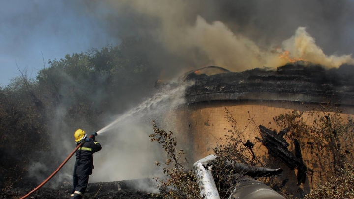 DETALII despre incendiul de la o staţie electrică din Capitală (GALERIE FOTO)