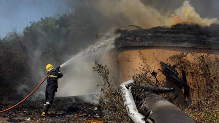 DETALII despre incendiul de la o staţie electrică din Capitală (GALERIE FOTO)