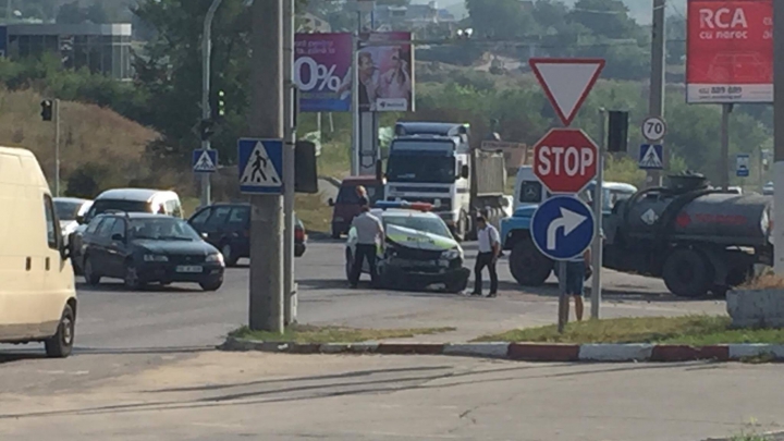 O maşină a poliţiei de patrulare, împlicată într-un ACCIDENT RUTIER la ieşirea din oraş (FOTO)