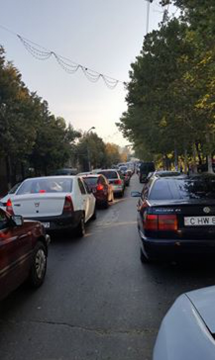 NERVI ŞI TIMP PIERDUT ÎN TRAFIC! Zeci de şoferi, blocaţi în ambuteiaj (FOTO)