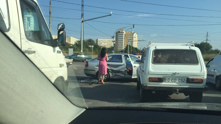 O maşină a poliţiei de patrulare, împlicată într-un ACCIDENT RUTIER la ieşirea din oraş (FOTO)