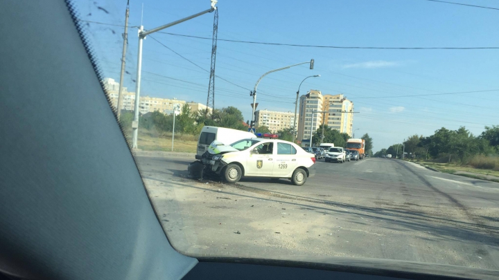 O maşină a poliţiei de patrulare, împlicată într-un ACCIDENT RUTIER la ieşirea din oraş (FOTO)