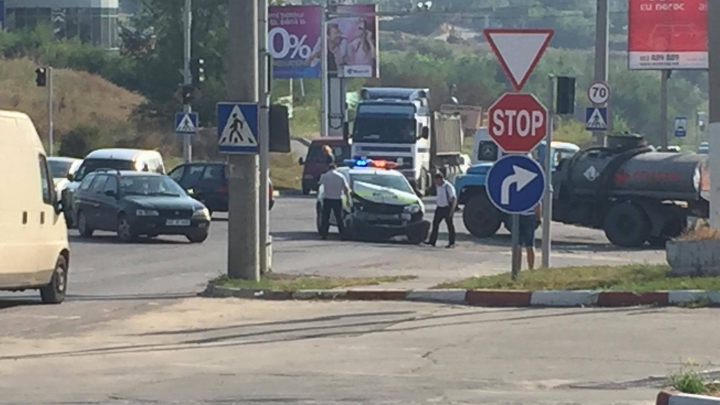 O maşină a poliţiei de patrulare, împlicată într-un ACCIDENT RUTIER la ieşirea din oraş (FOTO)