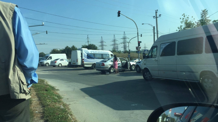 O maşină a poliţiei de patrulare, împlicată într-un ACCIDENT RUTIER la ieşirea din oraş (FOTO)