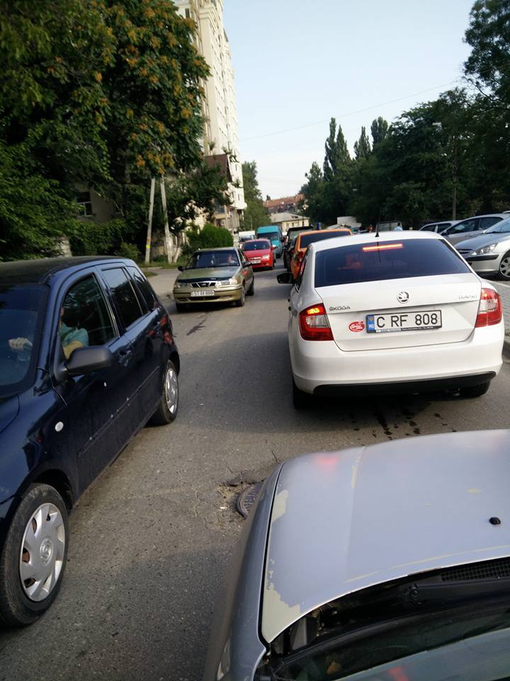 NERVI ŞI TIMP PIERDUT ÎN TRAFIC! Zeci de şoferi, blocaţi în ambuteiaj (FOTO)