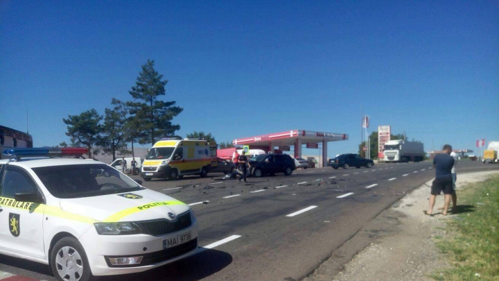 GRAV ACCIDENT pe traseul Chişinău-Leuşeni! Două maşini, făcute ZOB (FOTO)