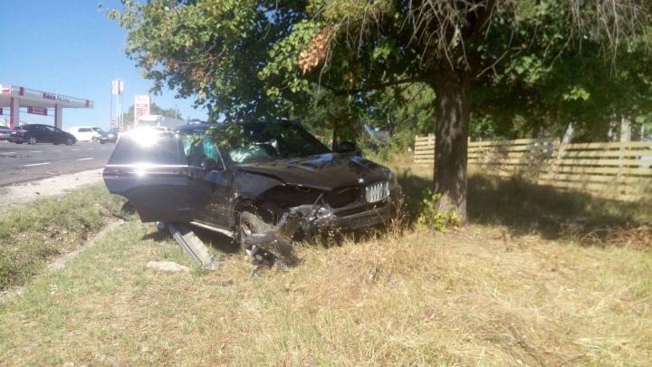 GRAV ACCIDENT pe traseul Chişinău-Leuşeni! Două maşini, făcute ZOB (FOTO)