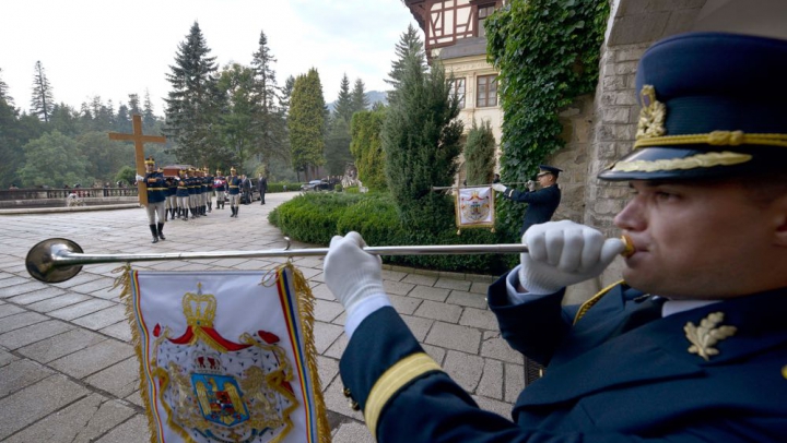 Imagini de la aşezarea în Holul de Onoare a sicriului Reginei Ana (GALERIE FOTO)