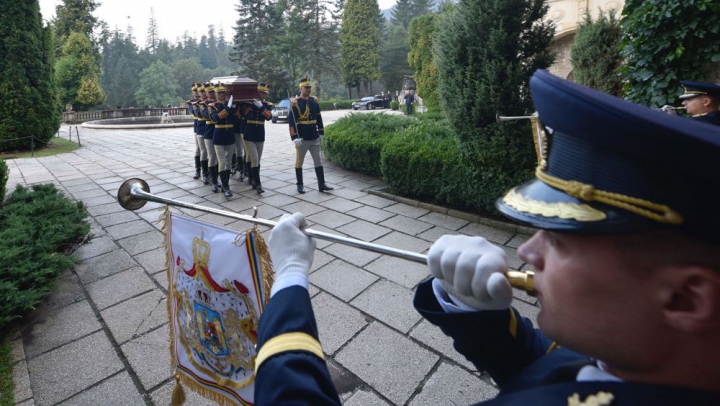 Imagini de la aşezarea în Holul de Onoare a sicriului Reginei Ana (GALERIE FOTO)