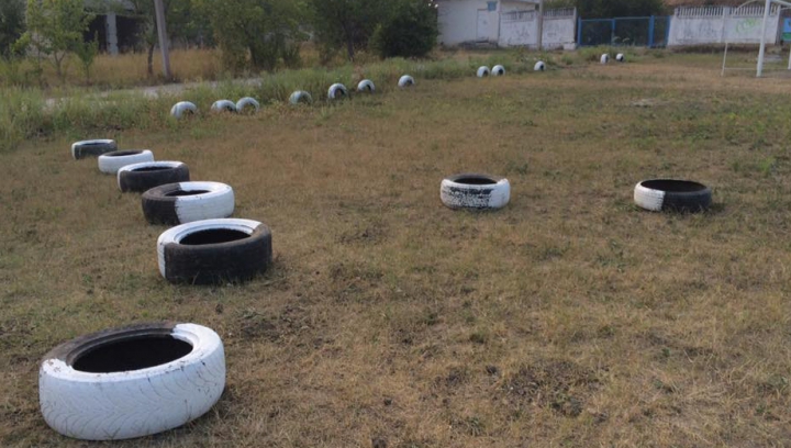 Răufăcători la Ialoveni! Persoane necunoscut au vandalizat un teren de joacă pentru copii (FOTO)