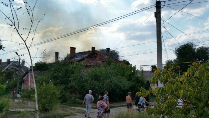 INCENDIU DE PROPORŢII la Basarabeasca: Un bloc de locuit, cuprins de flăcări (VIDEO/FOTO)