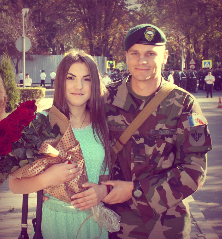 Sute de oameni le-au fost martori! CERERE INEDITĂ în căsătorie în PMAN de Ziua Independenţei (FOTO)