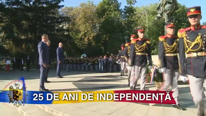 Flori la monumentul lui Ștefan cel Mare și Sfânt şi "Maica Îndurerată" de Ziua Independenței (FOTO)