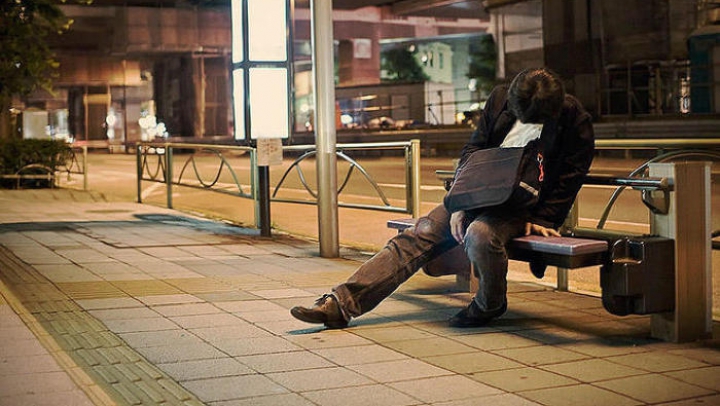 Angajații epuizați din Tokyo ADORM PE STRĂZI. POZE INCREDIBILE realizate de un fotograf britanic