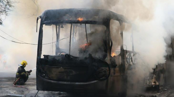 INCENDIU de amploare în Brazilia! Un autobuz şi trei maşini, făcute SCRUM