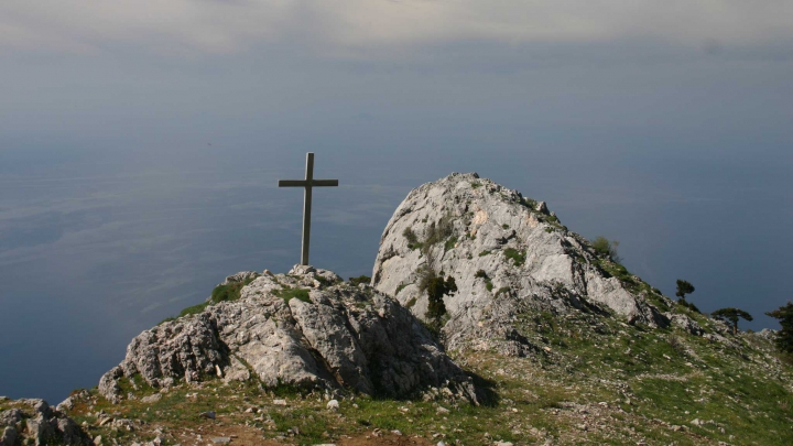 CURIOS! De ce femeile nu au voie să meargă pe Muntele Athos