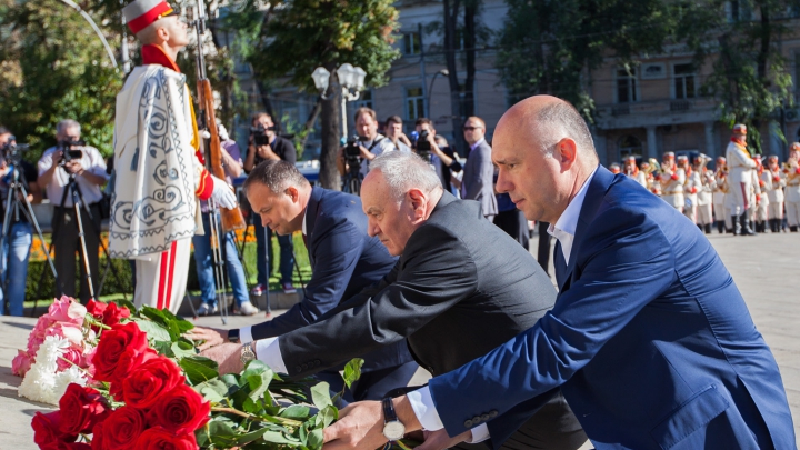 Pavel Filip a depus flori la monumentul lui Ștefan cel Mare cu ocazia sărbătorii "Limba Noastră" (FOTO)