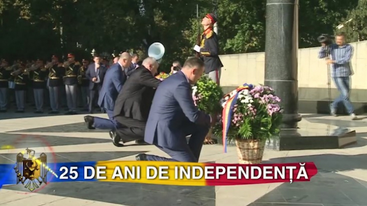 Flori la monumentul lui Ștefan cel Mare și Sfânt şi "Maica Îndurerată" de Ziua Independenței (FOTO)