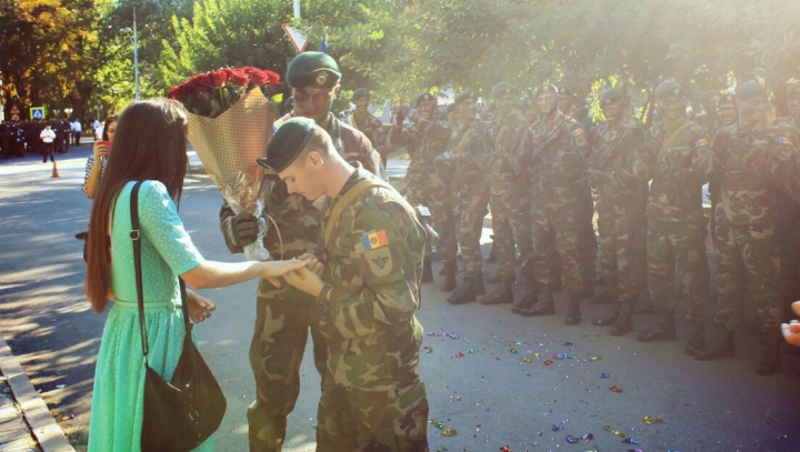 Sute de oameni le-au fost martori! CERERE INEDITĂ în căsătorie în PMAN de Ziua Independenţei (FOTO)