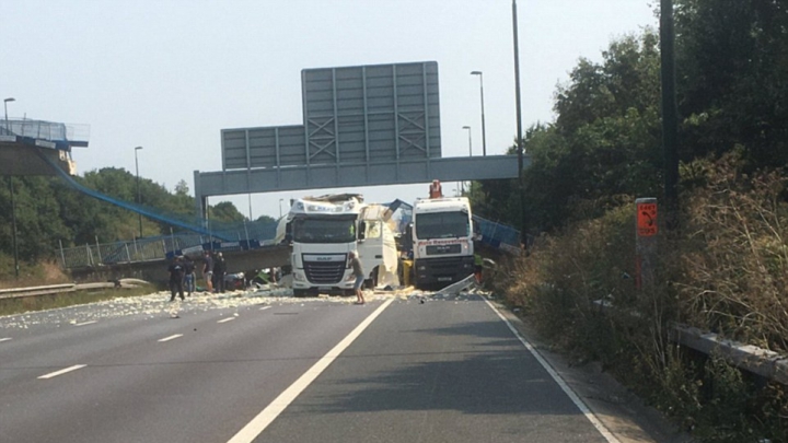 ACCIDENT în Marea Britanie: O persoană, rănită după ce o pasarelă s-a prăbuşit (VIDEO)