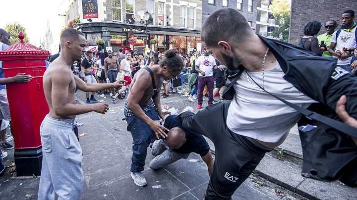 Haos la Carnavalul din Notting Hill: Peste 450 de oameni arestați și șase cazuri de înjunghiere raportate