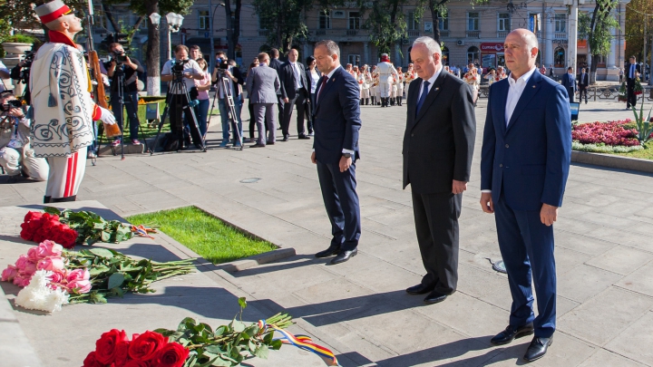 Pavel Filip a depus flori la monumentul lui Ștefan cel Mare cu ocazia sărbătorii "Limba Noastră" (FOTO)