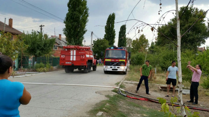 INCENDIU DE PROPORŢII la Basarabeasca: Un bloc de locuit, cuprins de flăcări (VIDEO/FOTO)