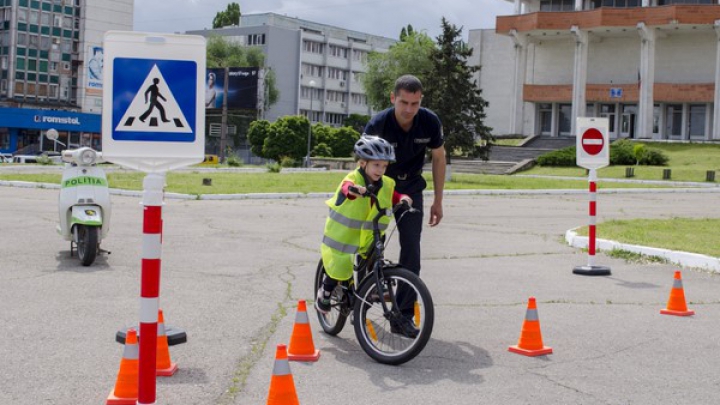 Părinţii învaţă cum să-şi protejeze copiii de accidente rutiere