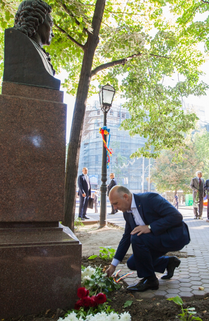 Pavel Filip a depus flori la monumentul lui Ștefan cel Mare cu ocazia sărbătorii "Limba Noastră" (FOTO)