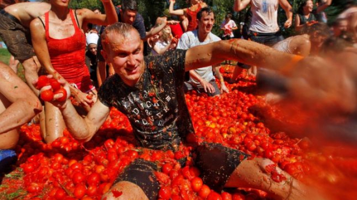 Obiceiuri importate, bătălia de stradă cu tomate: festivalul spaniol "Tomatina", adoptat de ucraineni VIDEO