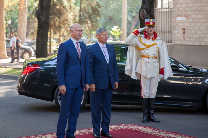 Prima vizită a premierului Dacian Cioloș în Moldova. Guvernul României susține țara noastră